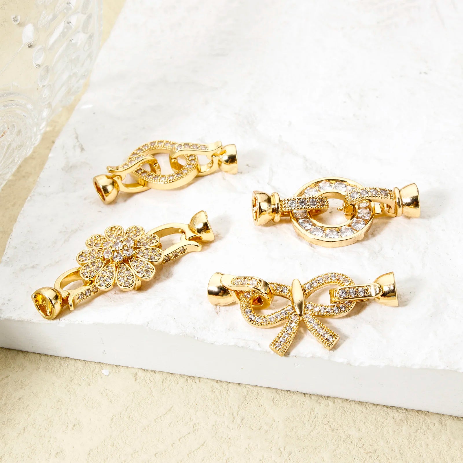 Gold Magnetic Clasps for Jewelry A set of gold-plated magnetic clasps with elegant and varied designs (circle, oval, flower, and bow). Ideal for necklaces and bracelets, they ensure practicality and a sophisticated finish to your handmade pieces.