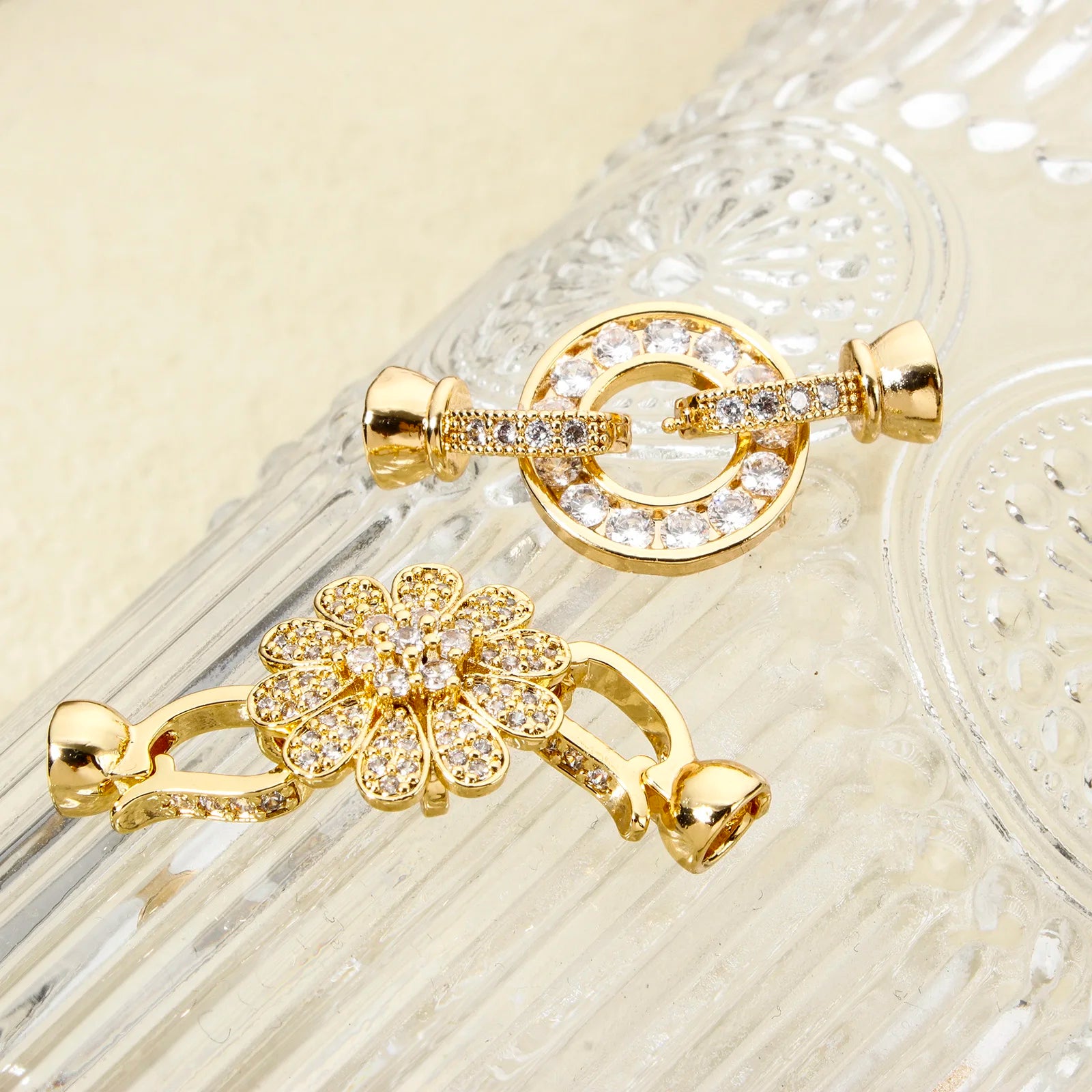 Gold Magnetic Clasps for Jewelry A set of gold-plated magnetic clasps with elegant and varied designs (circle, oval, flower, and bow). Ideal for necklaces and bracelets, they ensure practicality and a sophisticated finish to your handmade pieces.
