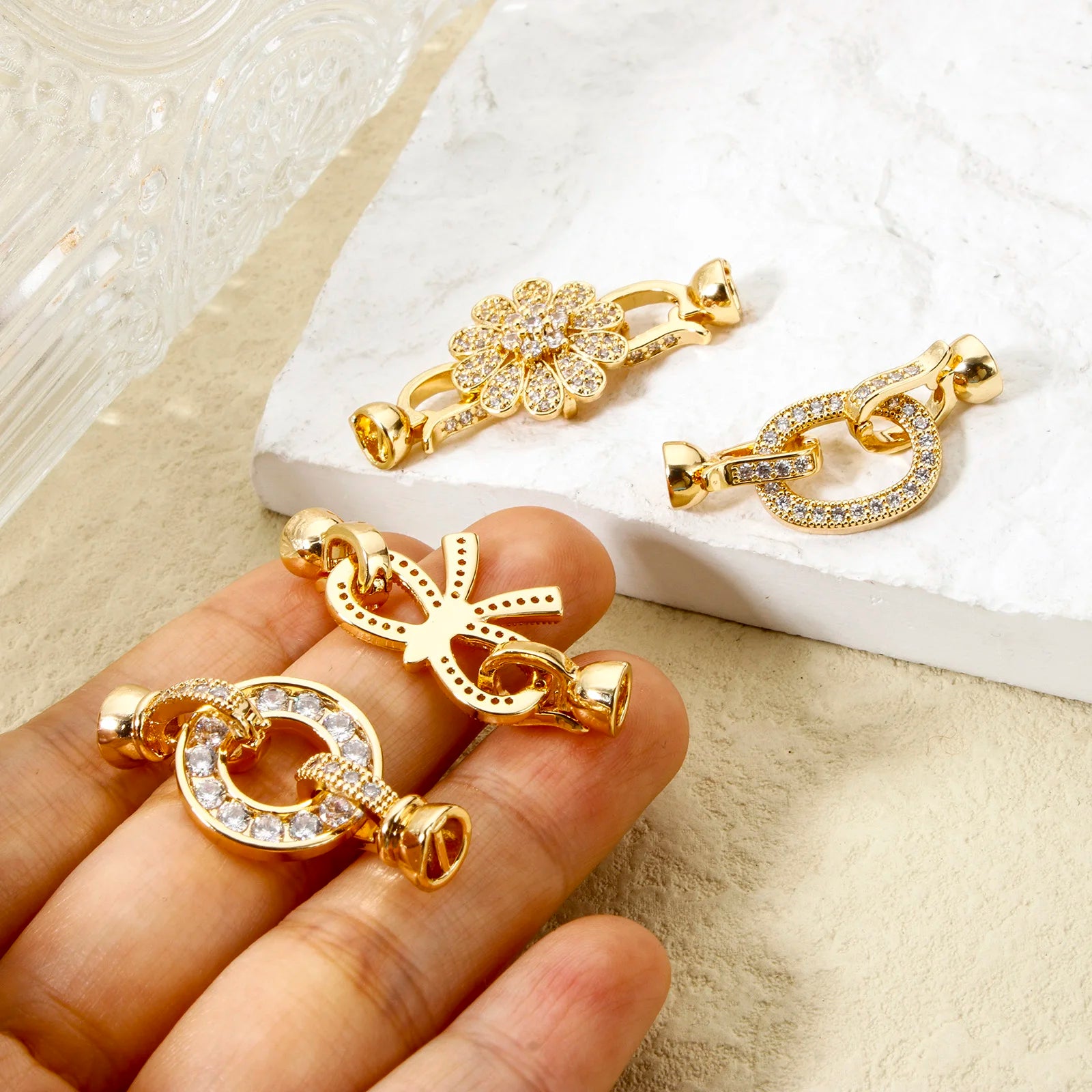 Gold Magnetic Clasps for Jewelry A set of gold-plated magnetic clasps with elegant and varied designs (circle, oval, flower, and bow). Ideal for necklaces and bracelets, they ensure practicality and a sophisticated finish to your handmade pieces.