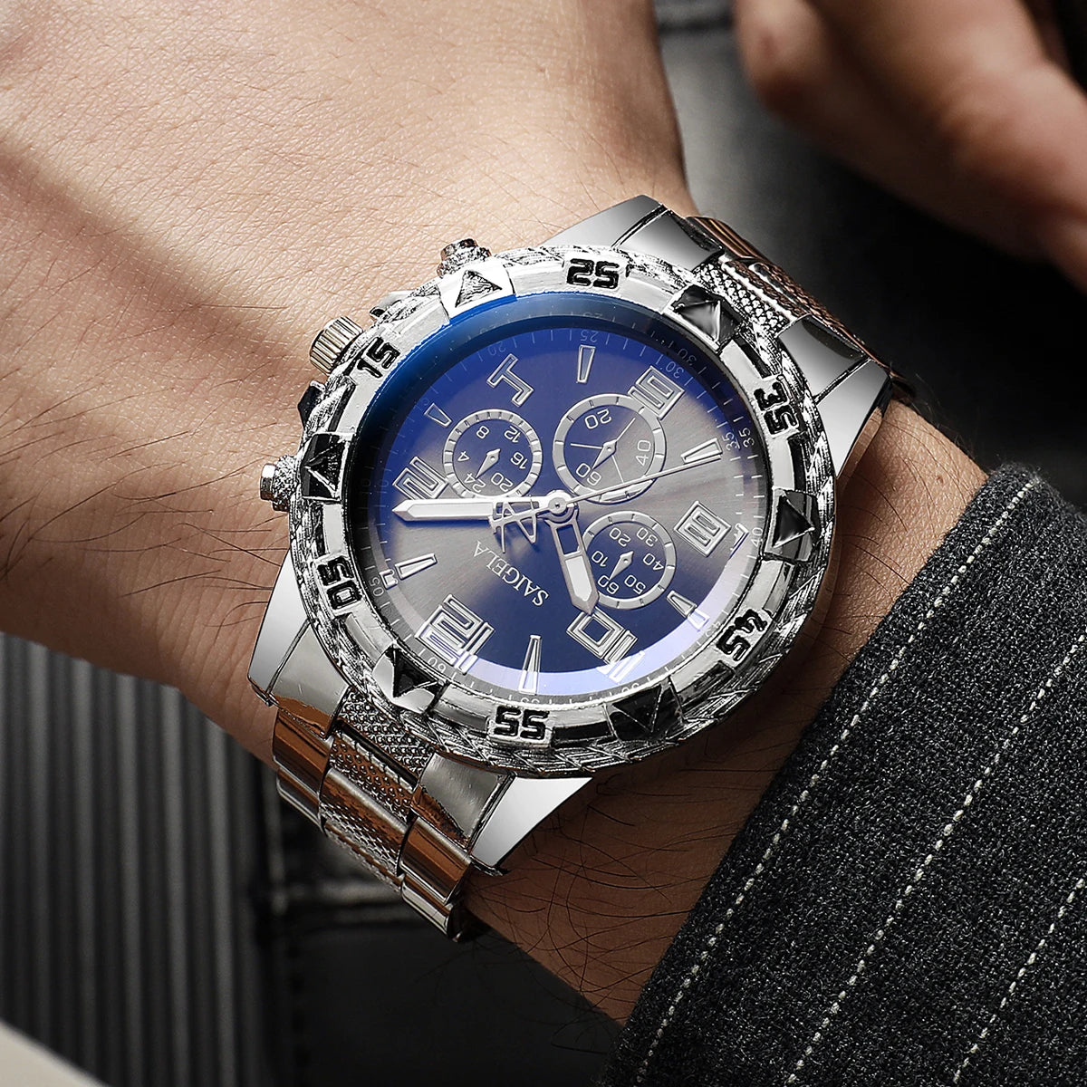 Luxury Gold Men's Watch With a sophisticated design and a gold-tone steel bracelet, this men's watch brings elegance and style to any occasion. Available with a blue or gold dial.