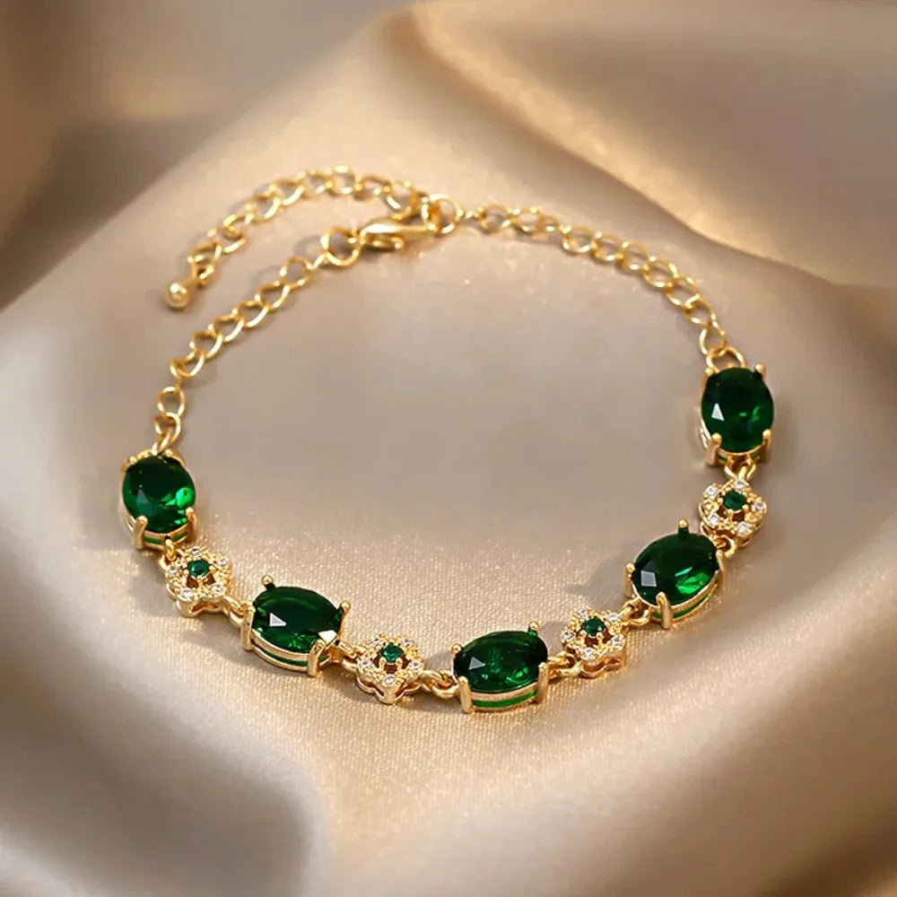 Gold Bracelet with Green Stones Elegant and sophisticated, this gold bracelet is adorned with sparkling green stones that add charm and refinement to your look. A perfect accessory for special occasions or to add a touch of luxury to your everyday look.