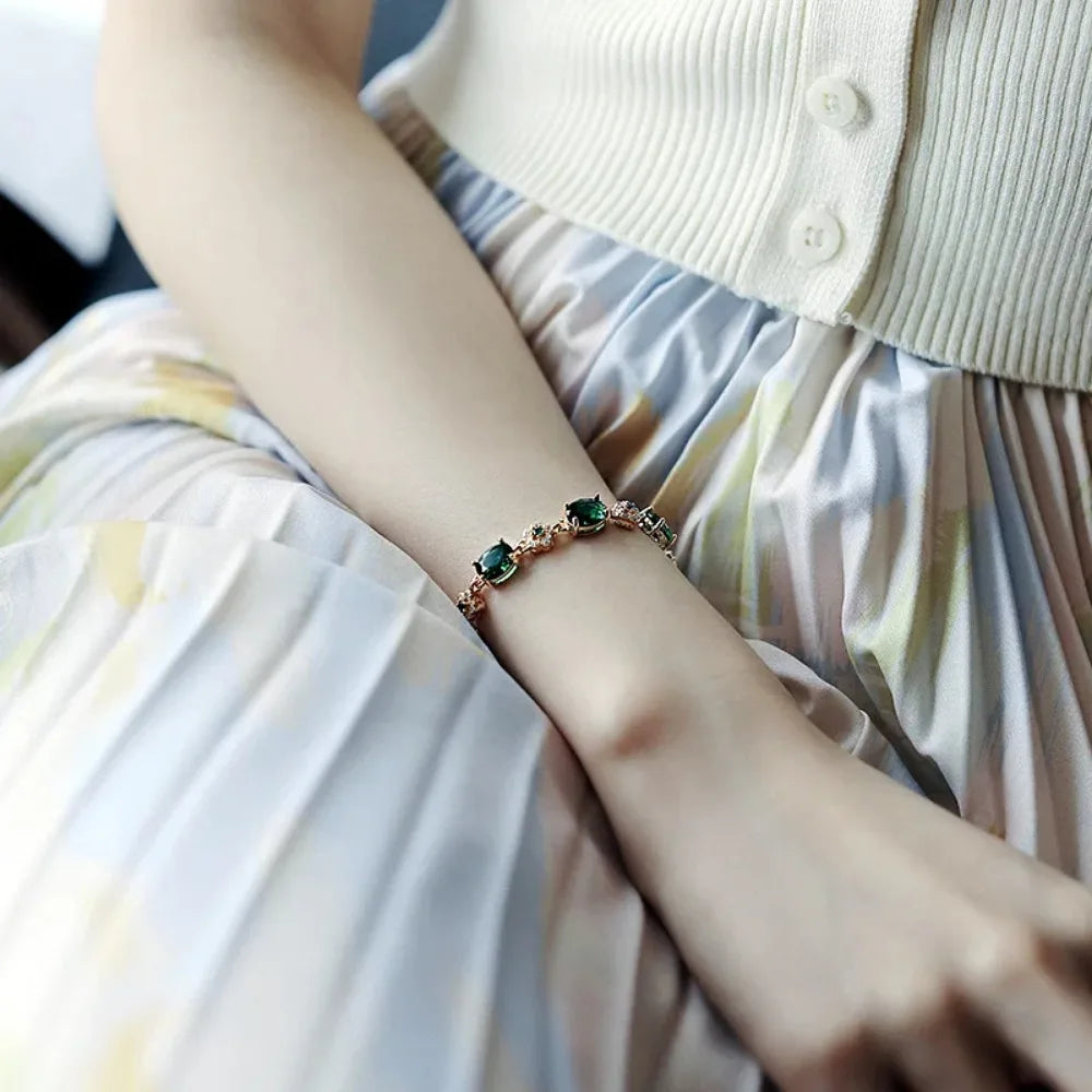 Gold Bracelet with Green Stones Elegant and sophisticated, this gold bracelet is adorned with sparkling green stones that add charm and refinement to your look. A perfect accessory for special occasions or to add a touch of luxury to your everyday look.