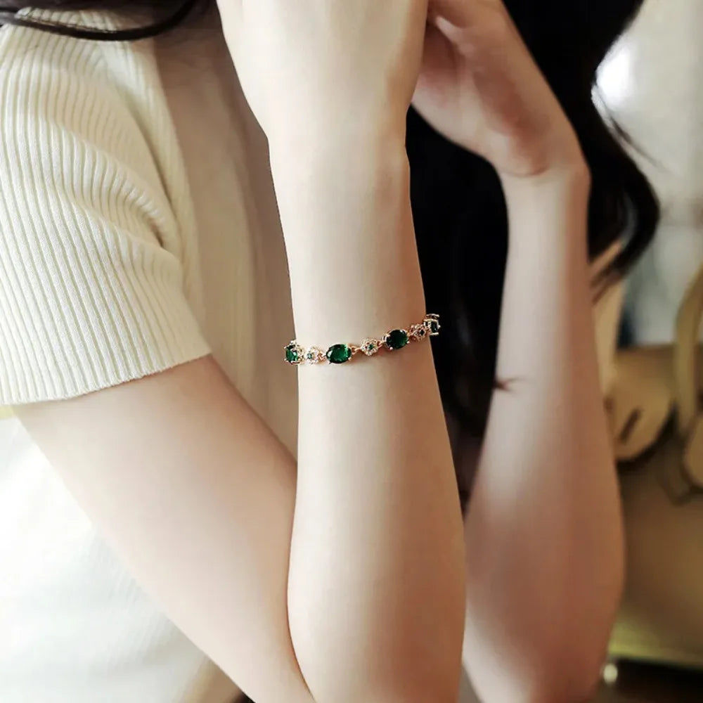 Gold Bracelet with Green Stones Elegant and sophisticated, this gold bracelet is adorned with sparkling green stones that add charm and refinement to your look. A perfect accessory for special occasions or to add a touch of luxury to your everyday look.