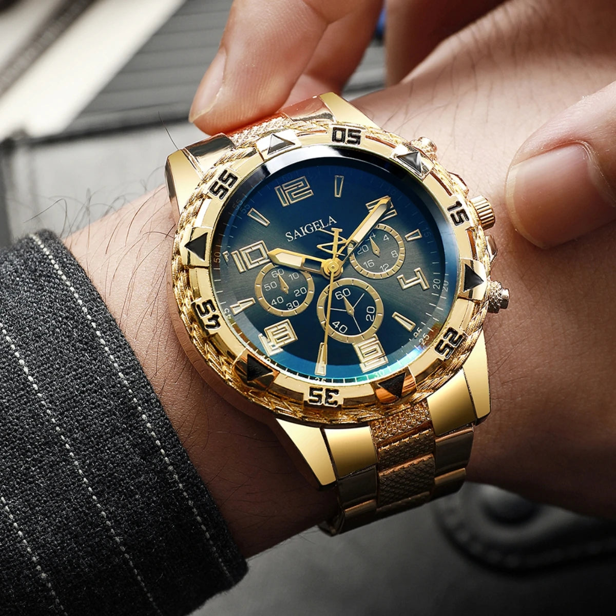 Luxury Gold Men's Watch With a sophisticated design and a gold-tone steel bracelet, this men's watch brings elegance and style to any occasion. Available with a blue or gold dial.