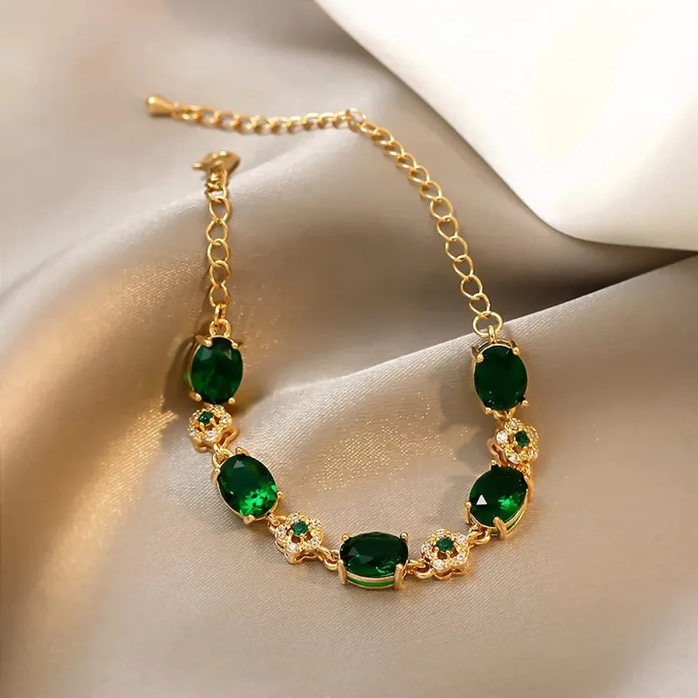 Gold Bracelet with Green Stones Elegant and sophisticated, this gold bracelet is adorned with sparkling green stones that add charm and refinement to your look. A perfect accessory for special occasions or to add a touch of luxury to your everyday look.