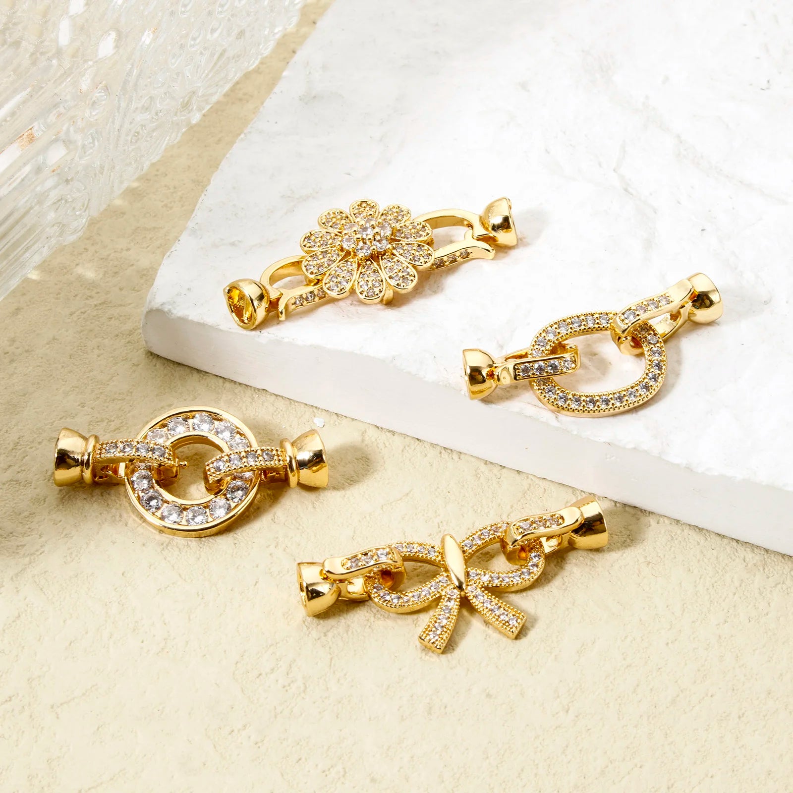 Gold Magnetic Clasps for Jewelry A set of gold-plated magnetic clasps with elegant and varied designs (circle, oval, flower, and bow). Ideal for necklaces and bracelets, they ensure practicality and a sophisticated finish to your handmade pieces.