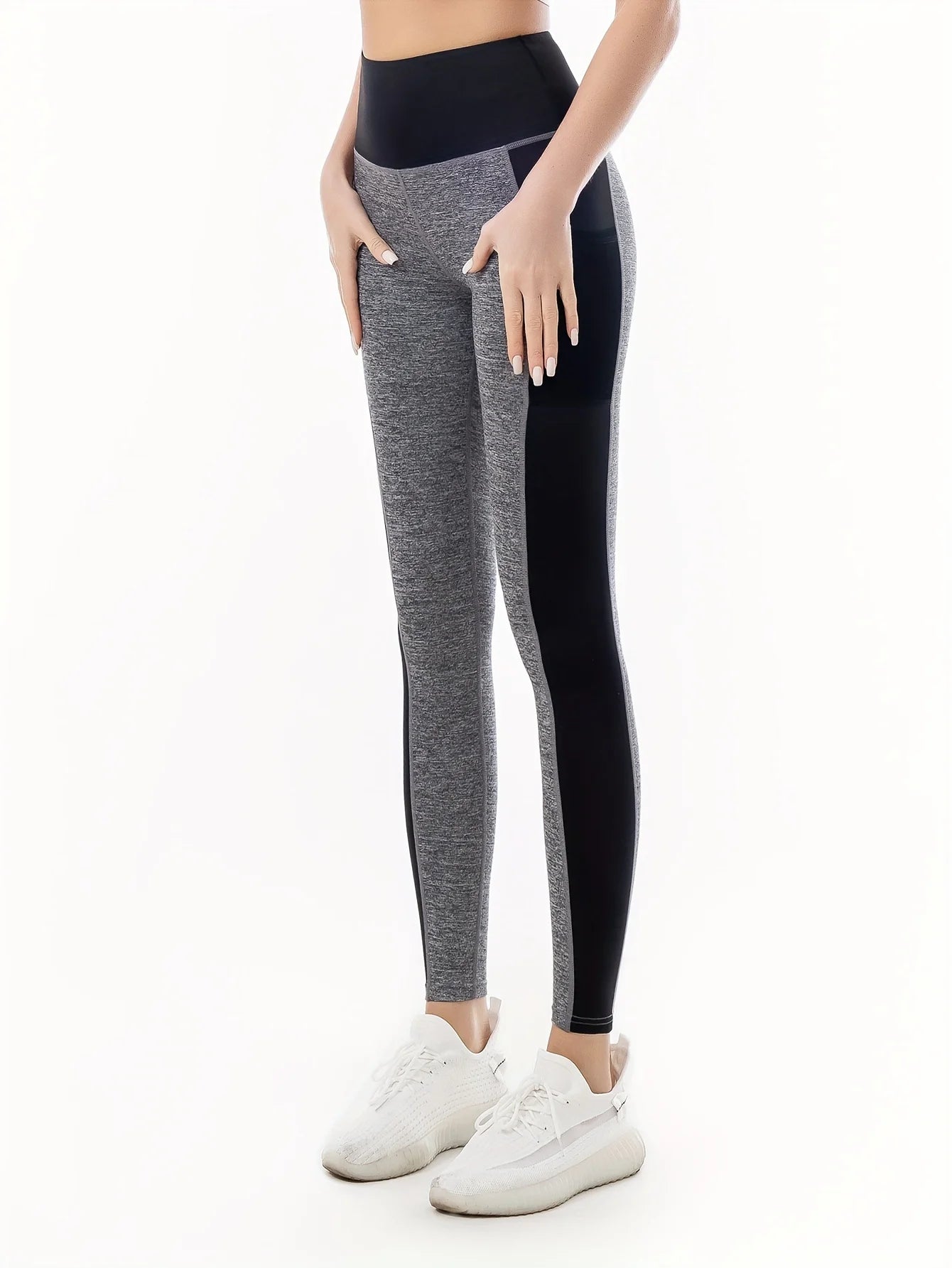 Women's Two-Tone Fitness Leggings High-waisted leggings in a two-tone design (gray and black), combining style and comfort. Perfect for workouts and casual wear, with stretchy fabric that ensures freedom of movement.